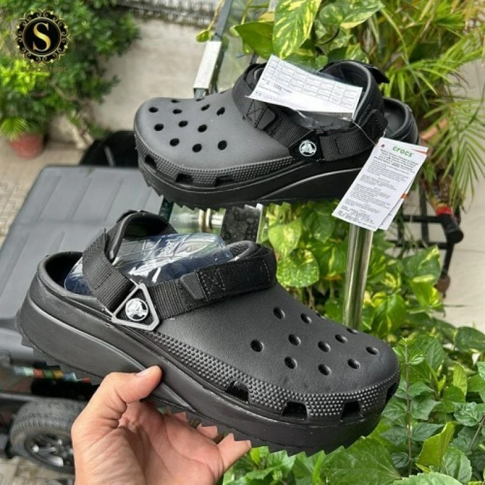 10-CROCS-HIKER-CLOGS-ALL-BLACK-2499.webp