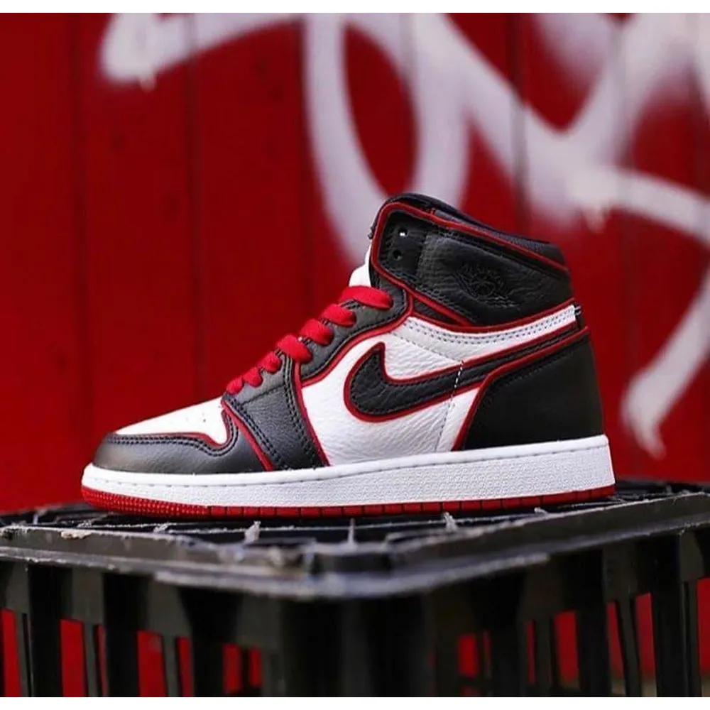 air-jordan-retro-1-bloodline-shoes-for-men-bot61-4.webp