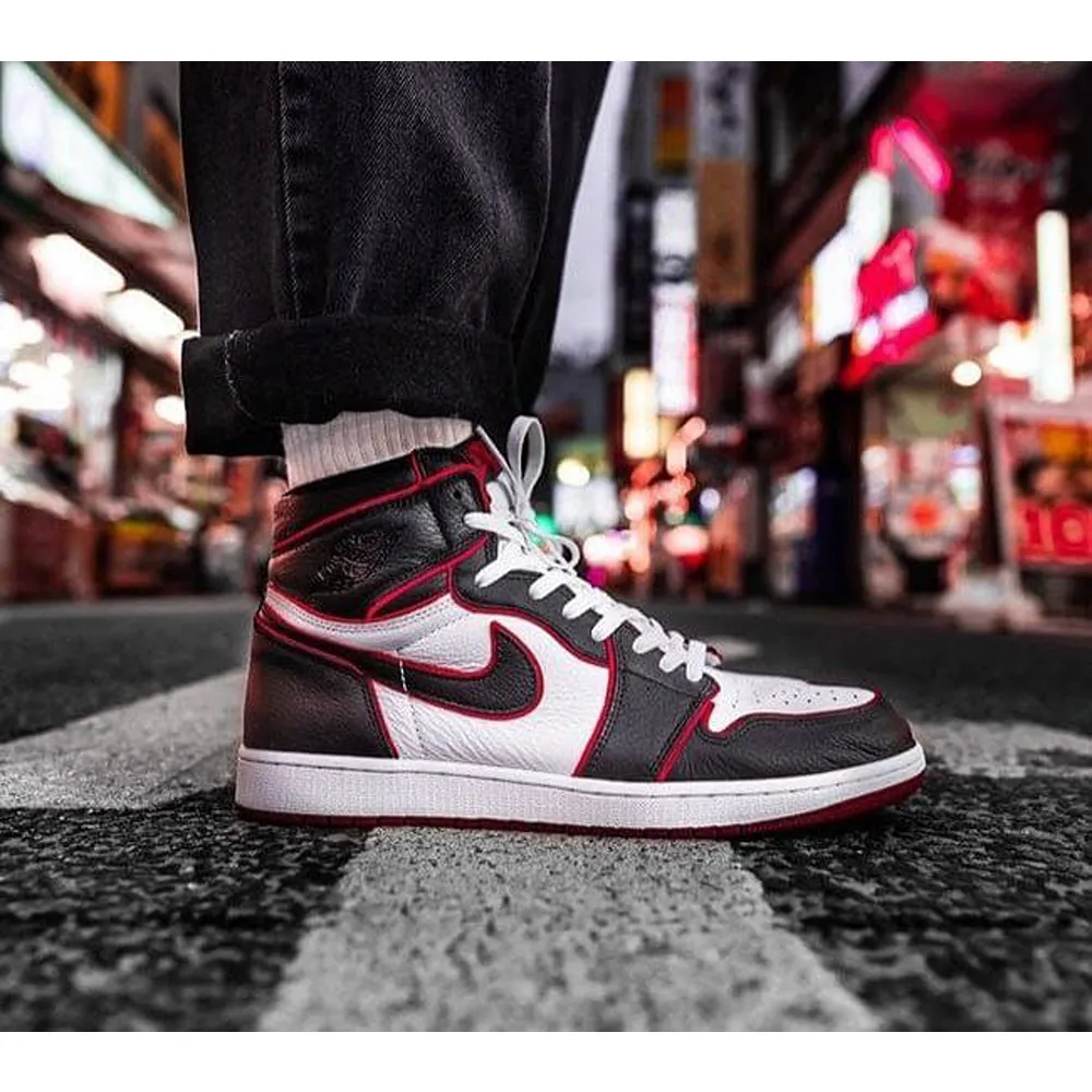 air-jordan-retro-1-bloodline-shoes-for-men-bot61-6.webp