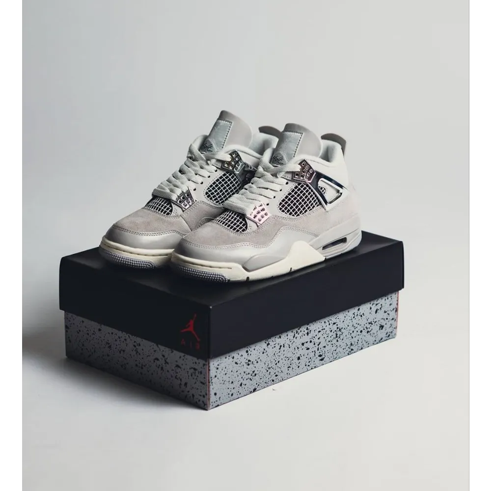 stylish-nike-air-jordan-retro-4-frozen-moment-shoes-for-men-s1h06.webp